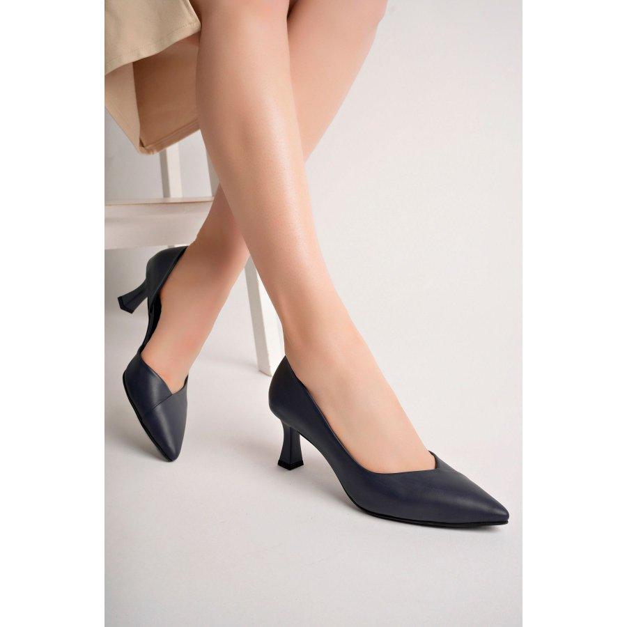 Женские туфли на шпильке на среднем каблуке из натуральной кожи