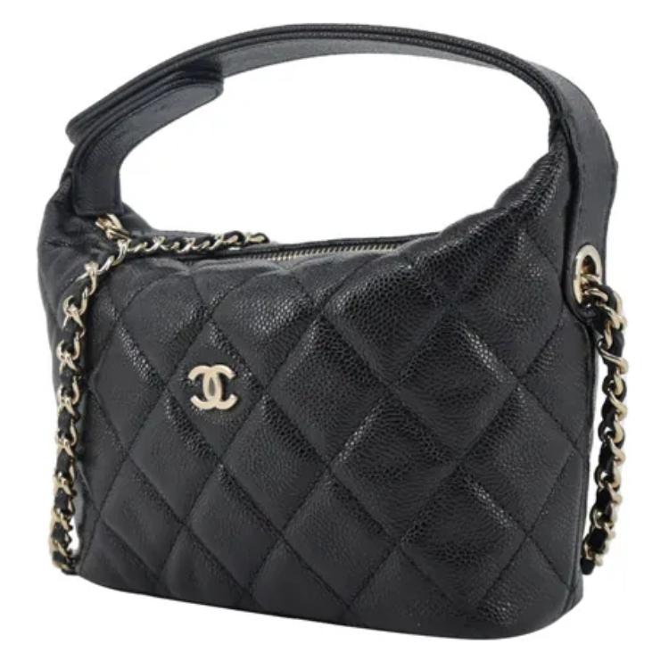 Chanel Классическая сумка-хобо с металлическим логотипом и цепочкой из кожи, плетеная, на одно плечо, через плечо, из зернистой коровьей кожи, с золотой фурнитурой, женская, черная.