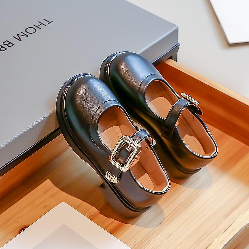 2024 Новые кожаные туфли для девочек, неглубокие, универсальные, мягкие, весенние, элегантные, принцессные туфли, простые, нескользящие, детские мокасины с круглым носком и пряжкой