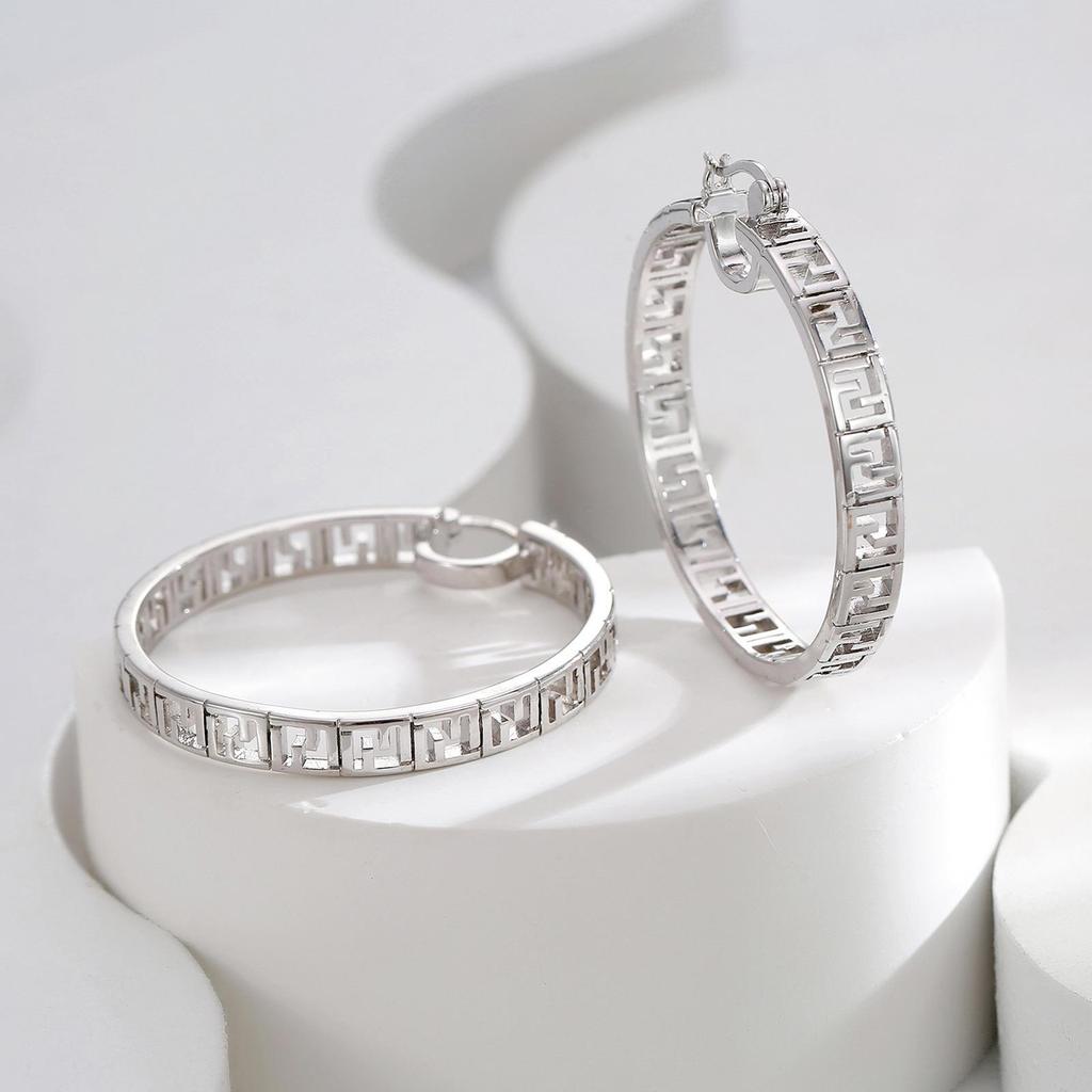 Элегантные длинные серьги-кисточки: Дизайн ниши «легкая роскошь» для женщин