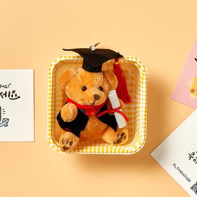 Шапочка выпускника и брелок-мишка + Карточка с сообщением + Флажок