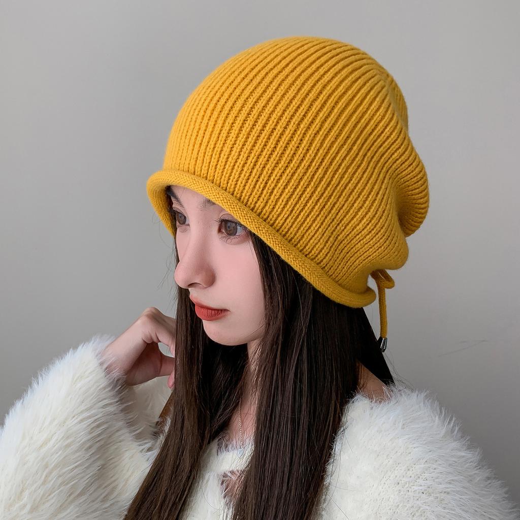 Осень и Зима Женская Защита Ушей Теплая и Модная Маленькая Шерстяная Накладка на Носок с Завязками Однотонная Вязаная Шапка