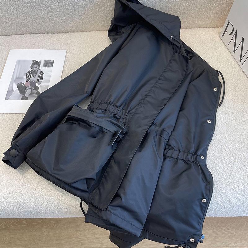 Женская куртка в корейском стиле черного цвета с капюшоном и завязками на шнурке 2024 года - модный осенний топ