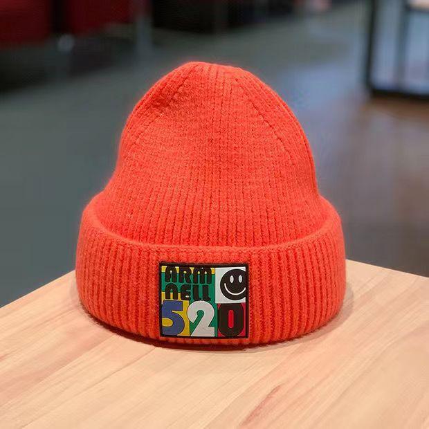 Студенческая шерстяная шапка корейской версии осенне-зимней моды теплая вязаная шапка с вышитыми буквами женская милая прохладная ветровая зимняя защита ушей холодная шапка