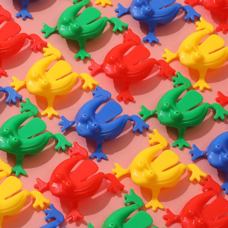 90s Nostalgia: Small Bouncing Plastic Frog Toy - Classic Retro Jumping Frog for Children