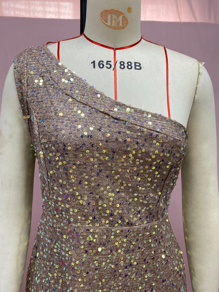 Женское розовое платье с разрезом на одно плечо 2025 года с пайетками