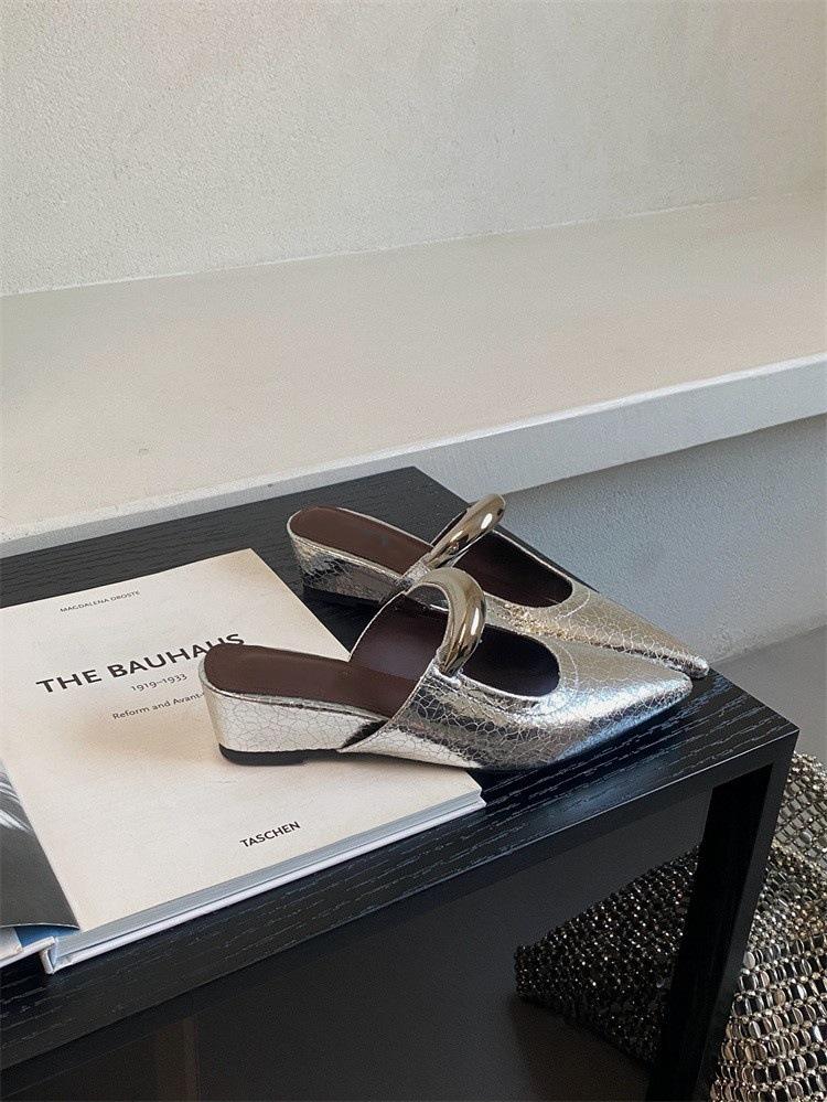 Empty Head Cool Slippers Behind the Pointed End of the Slope with One Foot, Fashionable Cool Slippers for Women