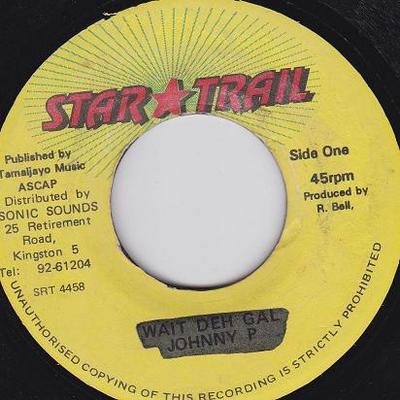 7-дюймовая пластинка JOHNNY P - Wait Deh Gal SRT4458 Star Trail Ямайка Регги, Ска и Даб Б/У