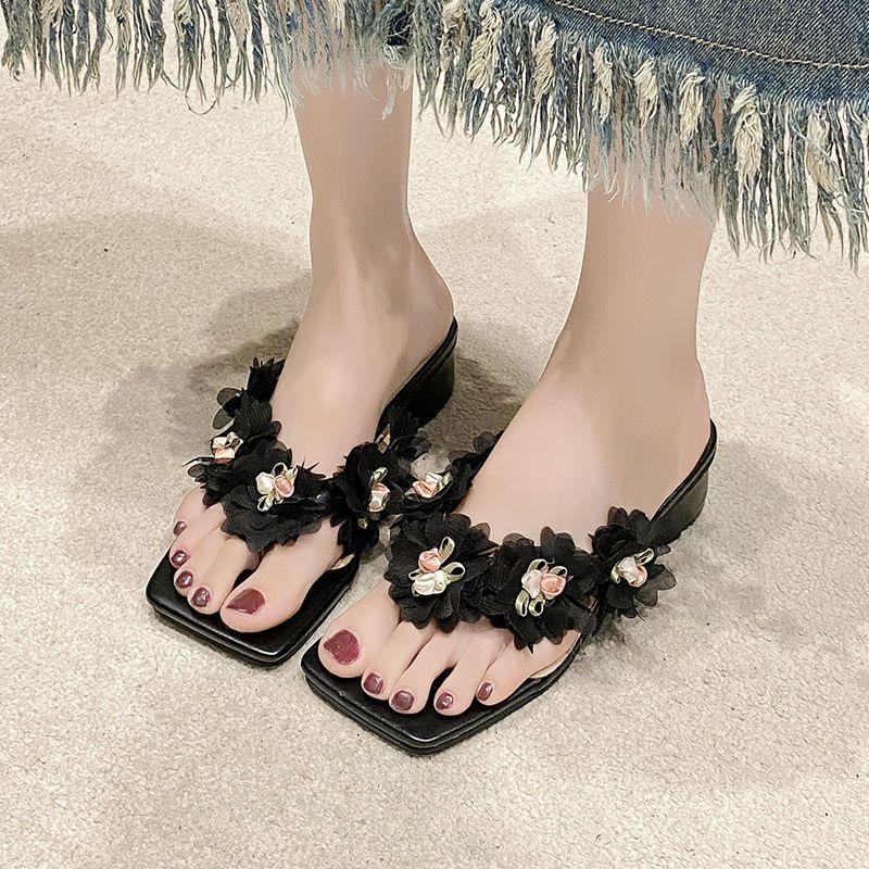 Модные темпераментные шлепанцы с квадратным носком и блочным каблуком, летние новые с открытым носком, с перекрестными ремешками и цветком, нескользящие туфли на каблуке-рюмочке