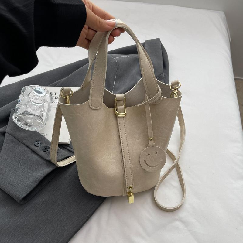 Нишевая ретро сумка через плечо женская летняя новая портативная сумка-ведро с продвинутой текстурой, универсальная сумка-мессенджер для通勤, женская сумка