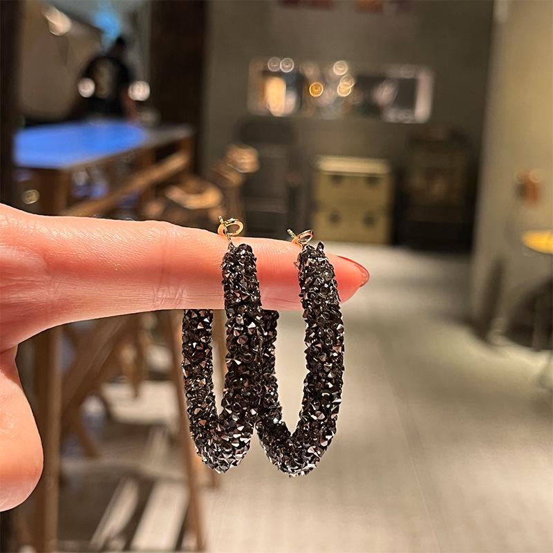 Крупные круглые серьги с бриллиантами в преувеличенном стиле – новый стиль и мода, элитные серьги, трендовые среди интернет-знаменитостей.