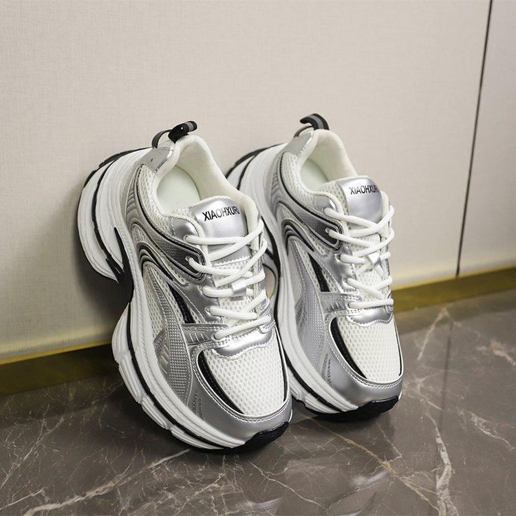 Женские летние кроссовки на толстой подошве, новая корейская версия, сетчатые дышащие, маленькие на толстой подошве, увеличивающие рост, студенческие повседневные спортивные туфли