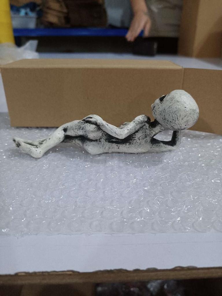 1 шт. Статуэтки инопланетян из смолы, Фигурка, Хэллоуин, Креативные статуи, Настольный домашний декор, Садовое украшение, Рождественские украшения