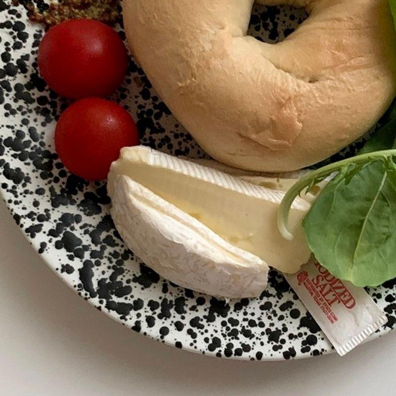 Элегантная настольная кружка с черными точечными брызгами (Матовая Кофейная Чашка в Подарок Молодоженам)