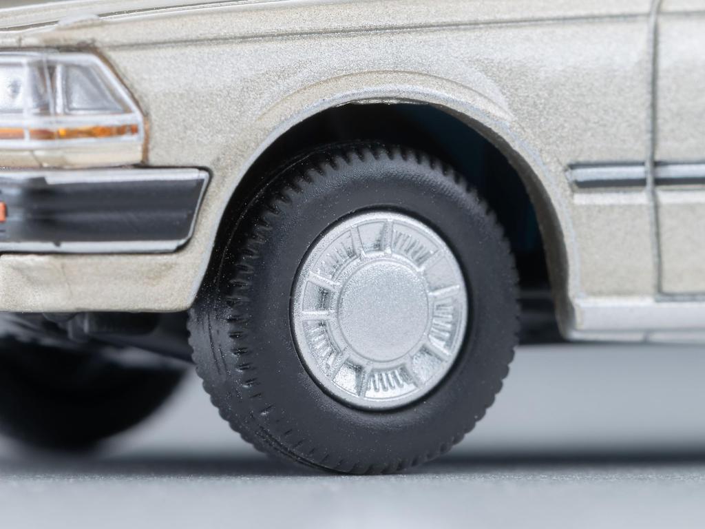 TOMYTEC Масштаб Tomica Limited Vintage Neo Nissan Gloria Wagon V20E GL Желтовато-серебристый Модель 1991 года 336181 1/64 LV-N244b (Собранная модель)