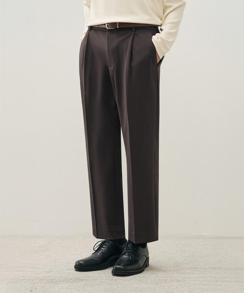 DRAW FIT Single-Pleat Banded Tapered Slacks [Dark Brown]