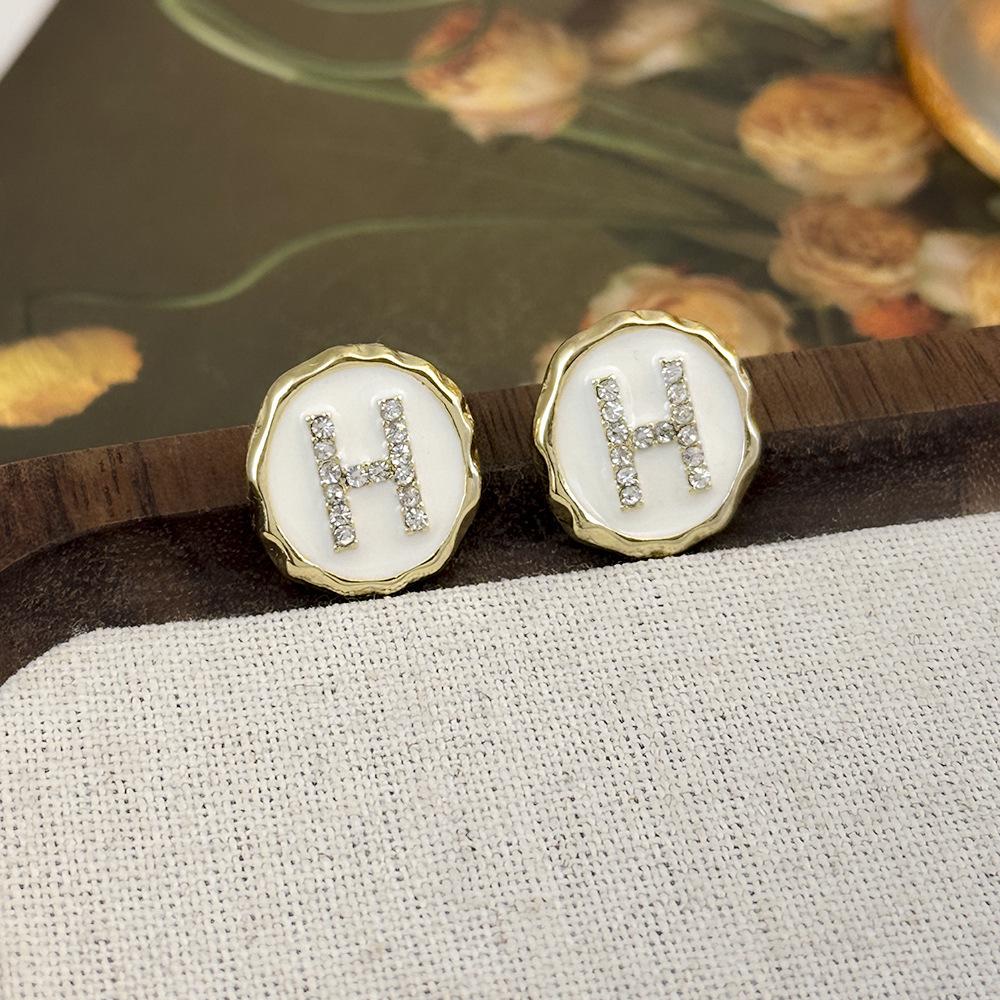 «Серьги-бантики из серебряных игл с жемчугом и цирконием»: Нишевый дизайн, стильный и универсальный, легкий роскошный аксессуар высокого класса.