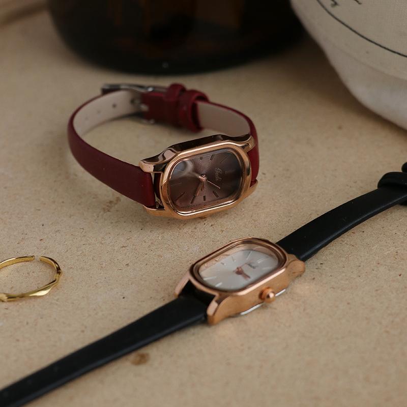 Women'S Oval Leather Watch Simple And Elegant Retro And Artistic A Unique Timepiece Suitable For Women A Perfect Gift For Women.