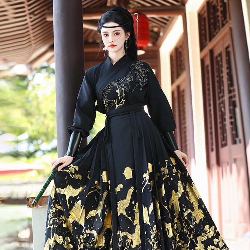 Элегантный черный ханьфу: Дизайн с журавлями с золотым тиснением, Комплект больших размеров для пары, Традиционная китайская юбка для женщин