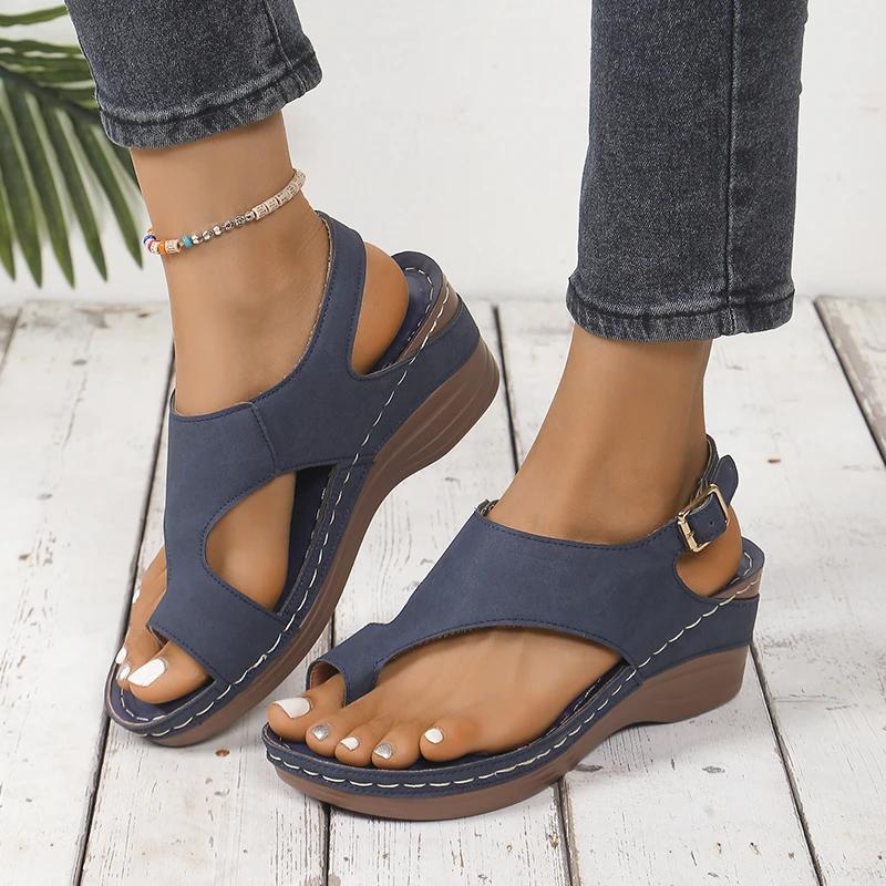Мода 2024 года, горячая распродажа обуви для женщин, женские сандалии с открытым носком, летние римские пряжки, однотонные, повседневные пляжные сандалии на танкетке большого размера