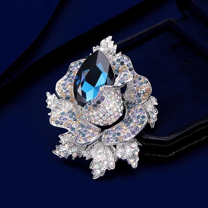 The Dazzling Rose Brooch Is A High-end Women's Fashion and Versatile Brooch with A Niche Design Sense