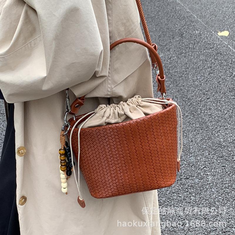 Популярная в этом году женская сумка 2025 новая летняя ретро нишевый дизайн сумка-мессенджер портативная сумка-ведро