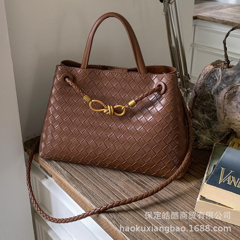 В этом году популярная супер-горячая маленькая сумка женская 2025 новая осенне-зимняя универсальная сумка-мессенджер портативная сумка-ведро для поездок на работу