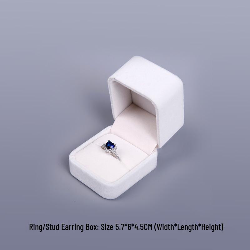 Подарочный набор украшений Higu: Цельная коробка с серебряной полировальной тканью, отделениями для серег, ожерелья и кольца, спиртовыми салфетками, берушами и зеркалом.