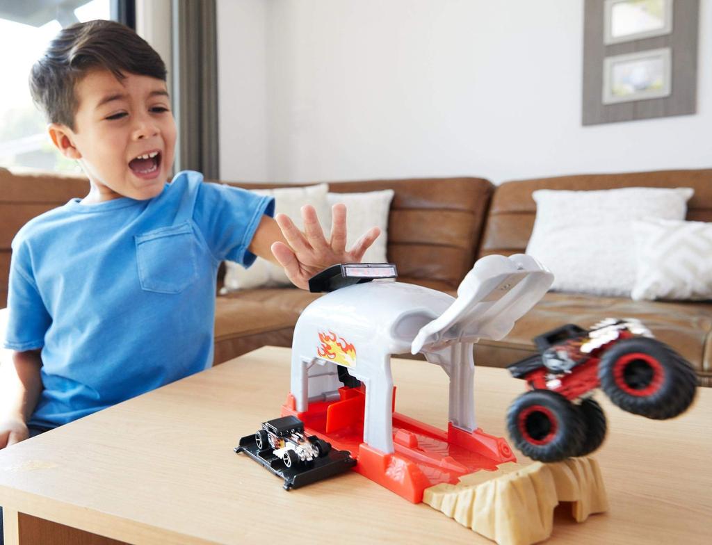 Игровые наборы Hot Wheels Monster Truck Launcher с грузовиком Team Shark Wreak Monster Truck и автомобилем Bone Shaker 164,