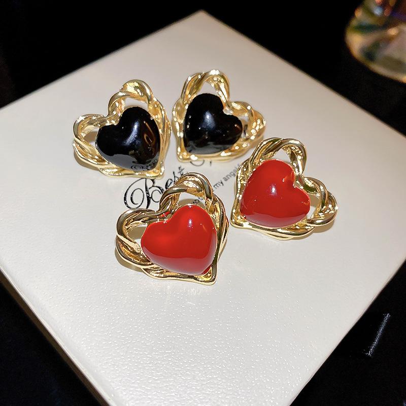 Серьги-гвоздики в форме сердца из белой, красной и черной эмали для женщин, сладкие украшения для вечеринки, винтажные скрученные полые металлические милые серьги в подарок