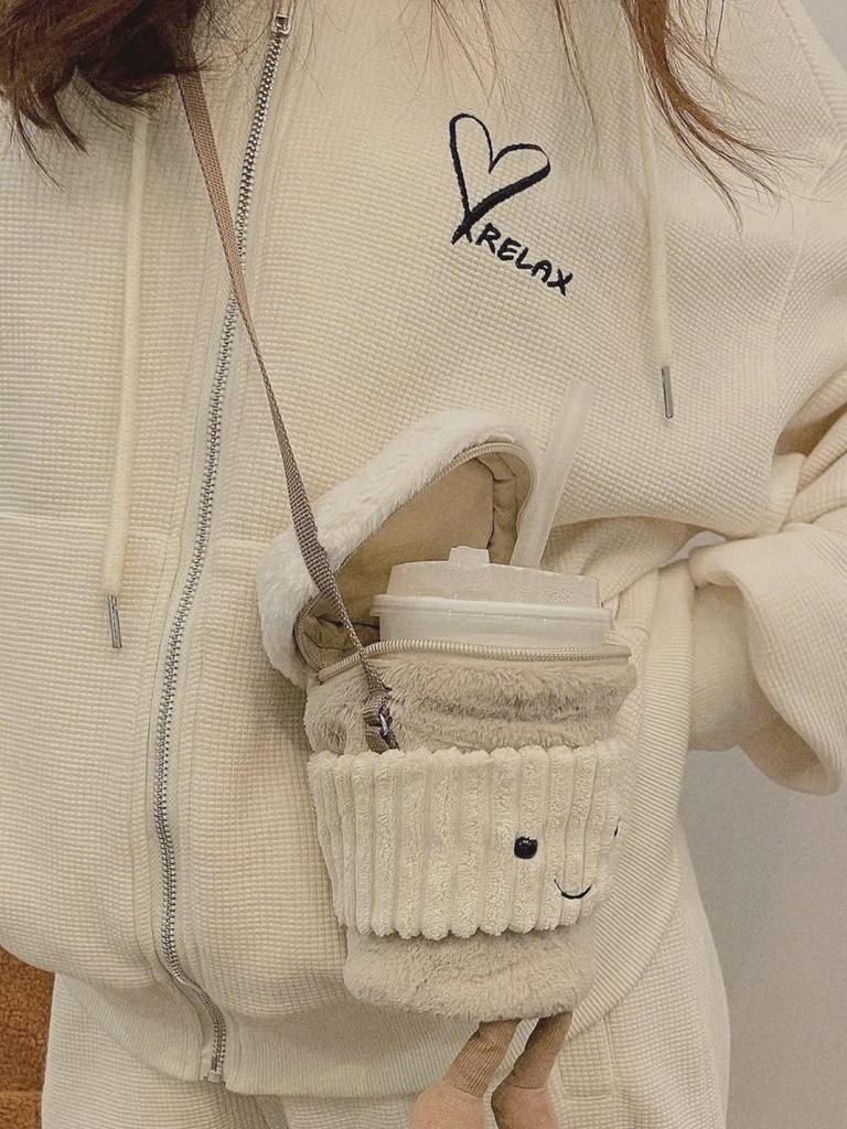 Набор из британского мультяшного кофе и сумки-мессенджера: Женская плюшевая игрушка и подарочный пакет для чашки молочного чая