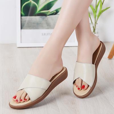 Летние женские кожаные тапочки, уличные пляжные сандалии на плоской танкетке, модная повседневная удобная обувь, нескользящие женские шлепанцы на платформе