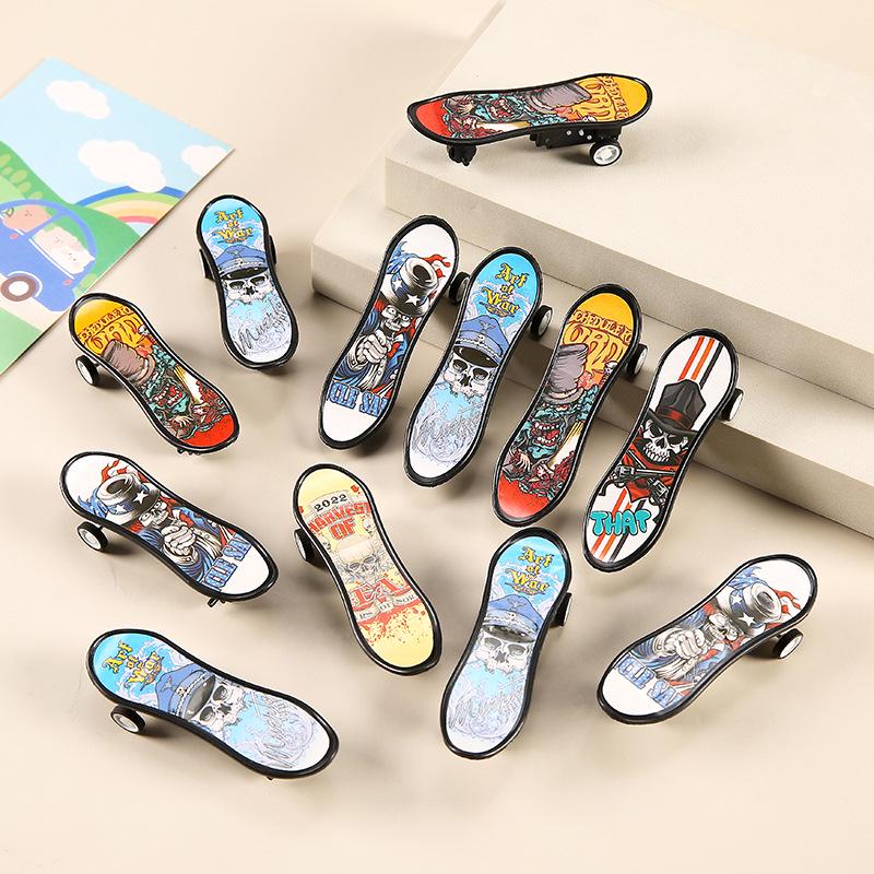 Детские мультяшные пластиковые самокаты и скейтборды - инерционные машинки для детских садов в качестве призов