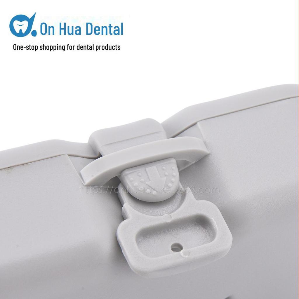 Герметичный контейнер для хранения зубных щеток и зубных протезов с зеркалом