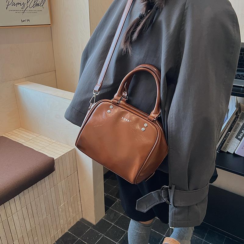 В этом году популярны сумки-бостон для женской коллекции осень-зима 2025, новые универсальные сумки-мессенджеры через плечо, популярные портативные сумки-подушки.