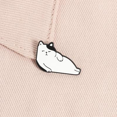 Котенка к стене Эмалевая булавка Мультяшные животные Броши Значок на лацкан Рюкзак Модные ювелирные аксессуары Подарки для друзей