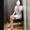 Светло-синяя женская летняя новая корейская свободная и тонкая хлопковая футболка с принтом букв, топ на плечо спереди