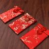 Свадебный красный конверт – хороший подарок. Это подарок в виде креативной парчовой ткани красного цвета стоимостью 10 000 юаней.