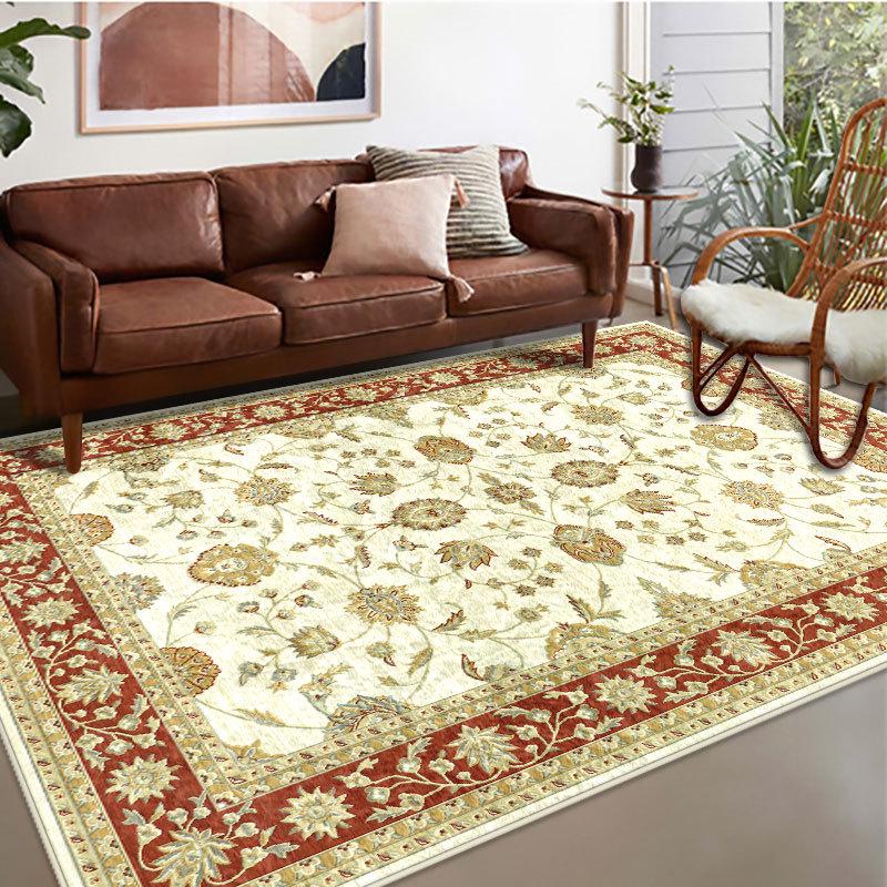 Современный бархатный ковер с элегантным цветочным узором в золотых и нейтральных тонах