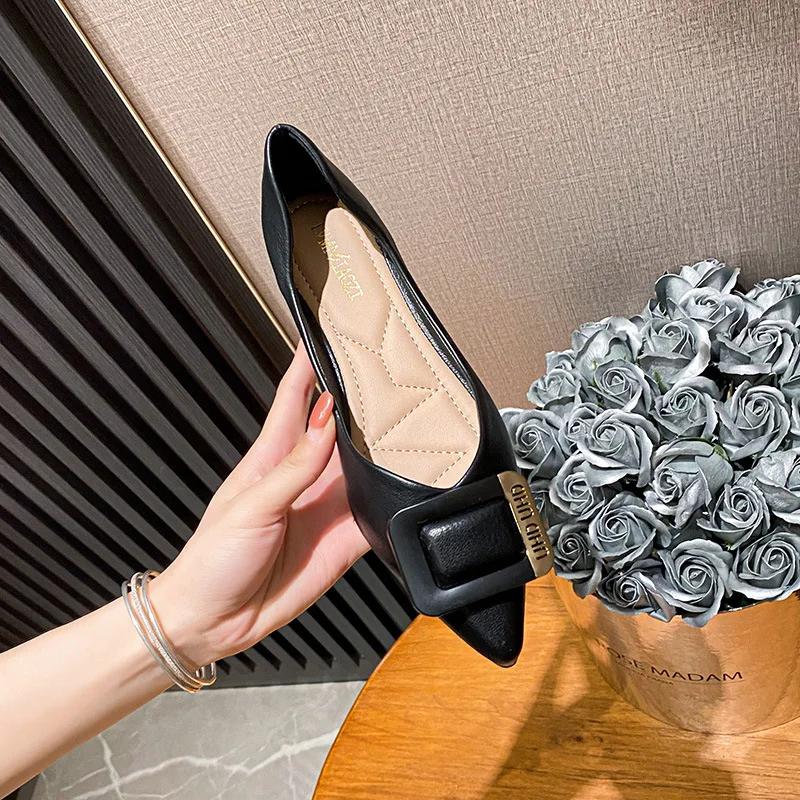 Модные остроносые одинарные туфли женские новые мягкие кожаные темпераментные маленькие ароматные стильные универсальные туфли на плоской подошве большие женские туфли 43 летние