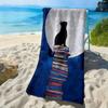 Пляжное полотенце из полиэфирного микроволокна «Кот и книга с лунным узором» обладает высокой впитываемостью, подходит для плавания и пляжного отдыха.