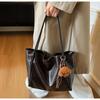 Ретро популярная сумка-тоут большой вместимости женская 2025 новая простая сумка через плечо для通勤 премиального ощущения сумка подмышку