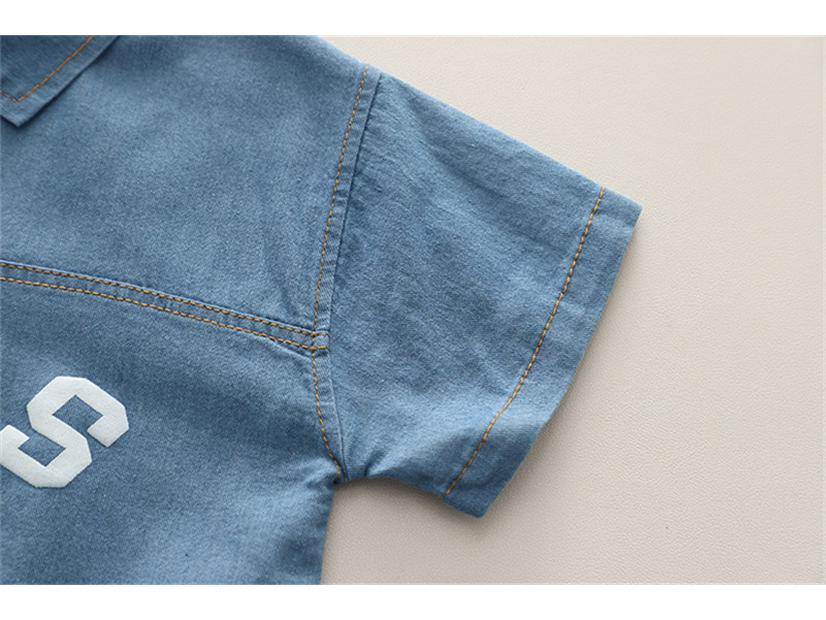 2025 Мальчиковый летний комплект из двух предметов в корейском стиле: джинсовая футболка с коротким рукавом и шорты с мишкой