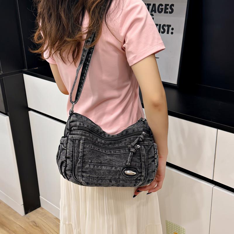 Lightweight and simple literary denim canvas bag, large-capacity retro and old shoulder bag, multi-layer fashionable commuter messenger bag.