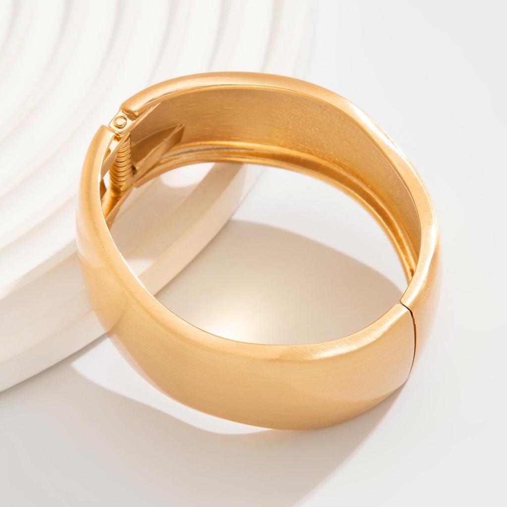 Европейский и американский браслет с овальной пряжкой: Нестандартный дизайн металла