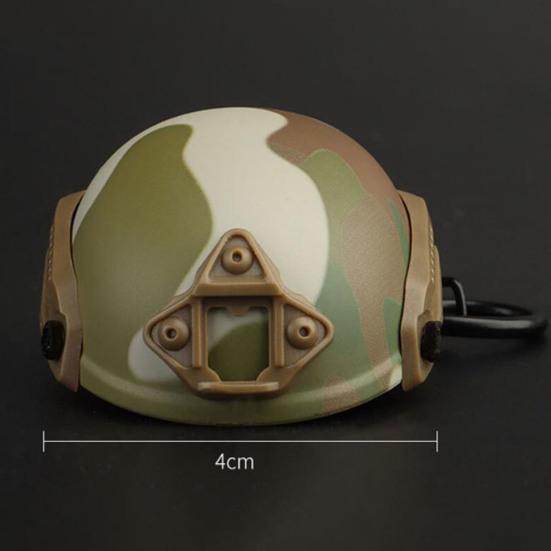 Брелок-подвеска со скрытой открывалкой для бутылок. Реалистичный легкий широко используемый орнамент в виде брелка в форме шлема.