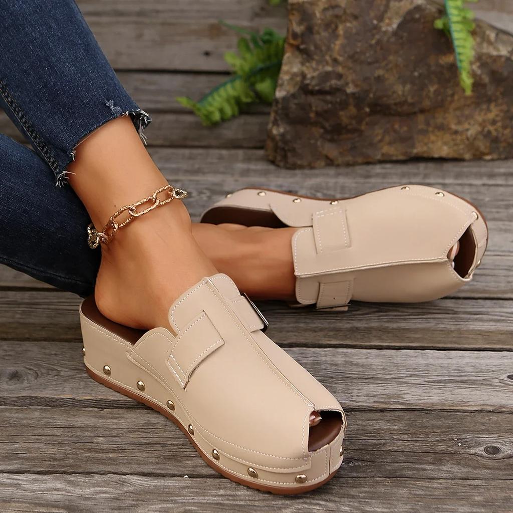 Женские шлепанцы на платформе Новые шлепанцы с круглым носком и глубоким вырезом, с заклепками и металлической пряжкой, противоскользящие, износостойкие сандалии, шлепанцы с закрытым носком, магглы