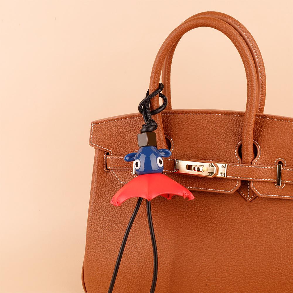 Роскошный модный брелок для сумки Металлическая кожаная декорация Подвеска Продвинутые аксессуары для багажа Модный автомобильный брелок Креативный стиль