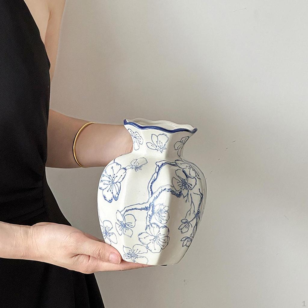 Сине-белая фарфоровая ваза для цветочной экспозиции в офисе или дома