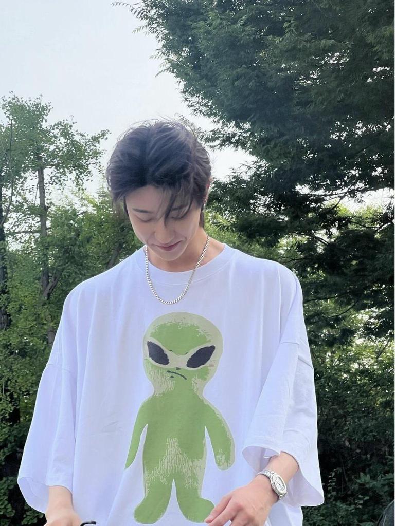 Футболка свободного кроя с принтом Alien и рукавами летучей мыши - унисекс, модный стиль для пар (Сюй Минхао вдохновлен)